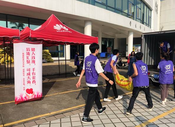 说明: E:\05组织科\扶贫工作\认购金香芋\现场派芋头图片\IMG_2329.JPG