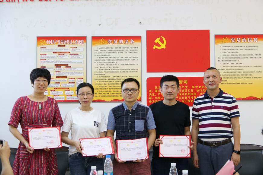 说明: D:\2019年新闻\6.17医药卫生学院顺利举办校友分会暨理事会成立大会\颁发聘书.JPG