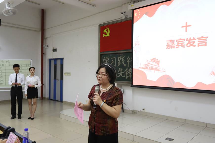 说明: D:\2019年新闻\6月14日 商学院学生党支部举行“学习践行，争做先锋”党知识竞赛\嘉宾点评.jpg