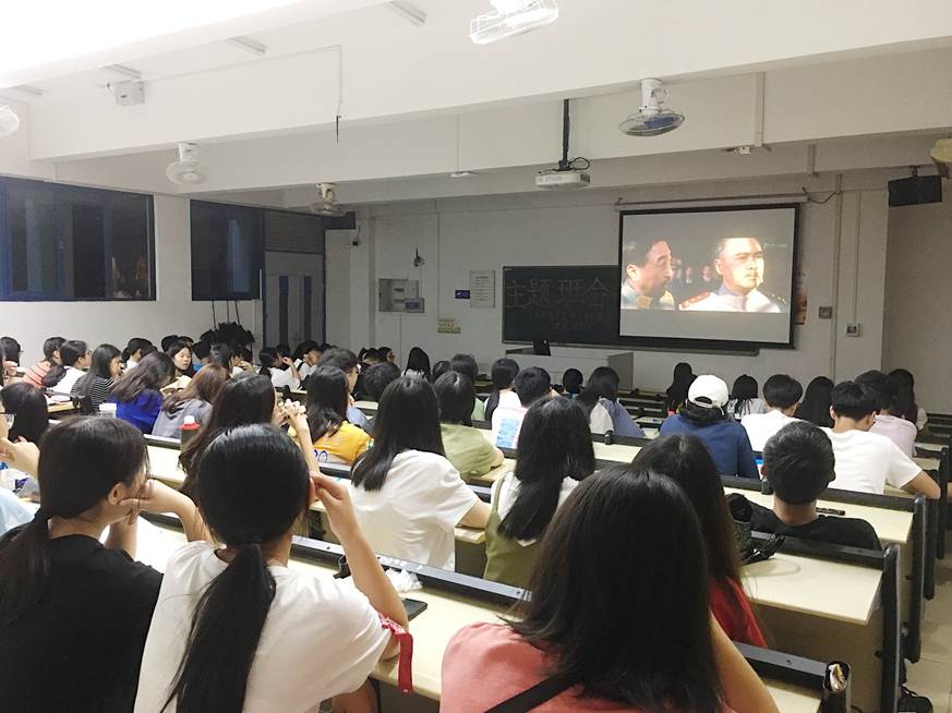 说明: D:\2019年新闻\6月24日 商学院学生党支部举行“不忘初心，牢记使命”主题党日活动\观看《建党伟业》电影.jpg