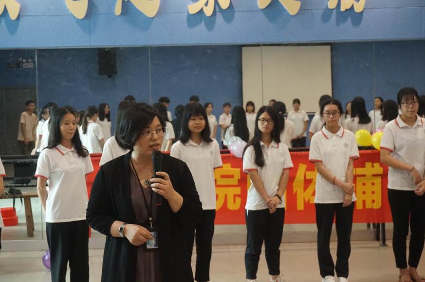 说明: D:\2019年新闻\7月3日 商学院团体辅导技能培训顺利举行\1老师讲评.jpg