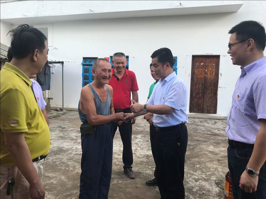 说明: D:\2019年新闻\(7.8)共建实践育人基地 助力精准扶贫工作——顺德职业技术学院赴雷州开展精准扶贫慰问活动(新闻稿)\刘毓书记慰问当地贫困户老人.jpg
