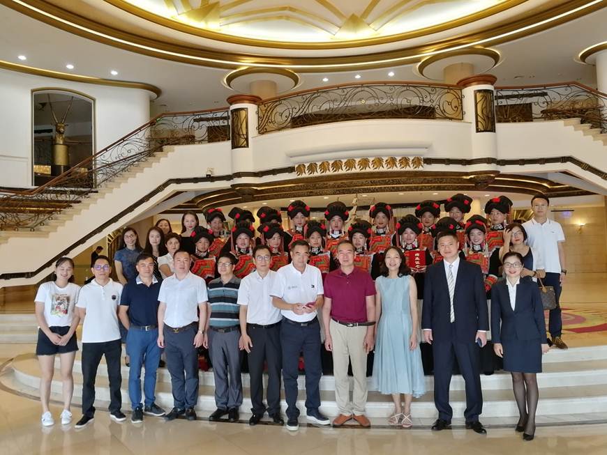 说明: D:\2019年新闻\7月12日 顺德厨师学院碧桂园—粤菜服务师精准扶贫美姑班结业典礼顺利举行\合影.jpg