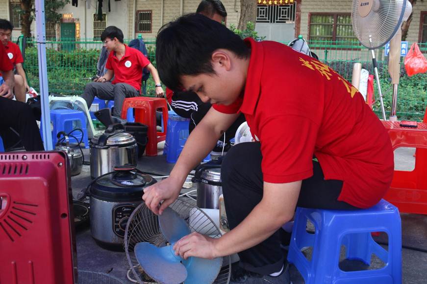 说明: F:\Users\Administrator\Desktop\培根铸魂实践团新闻报道2\培根铸魂实践团新闻报道\照片\义修1.JPG