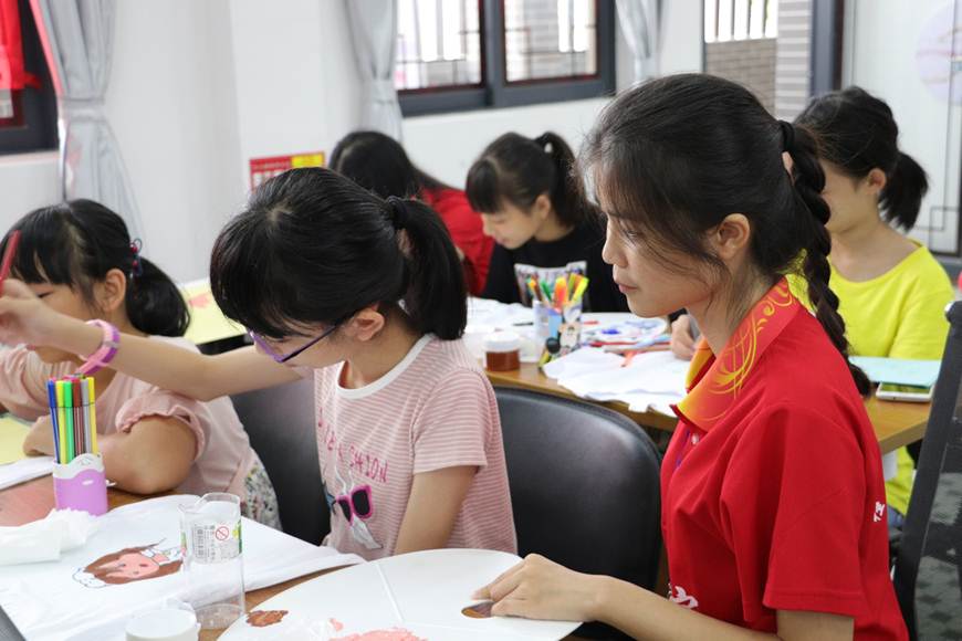 说明: F:\Users\Administrator\Desktop\7月24日 商学院“青春建功”大学生暑期“三下乡”社会实践活动圆满结束\手工制作（T恤DIY）.jpg