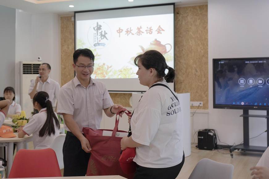 说明: D:\2019年新闻\德赢举行中秋节少数民族、家庭经济困难学生座谈会\2.jpg