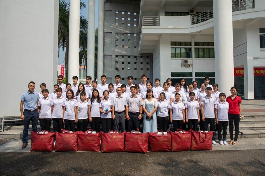 说明: D:\2019年新闻\德赢举行中秋节少数民族、家庭经济困难学生座谈会\4.jpg