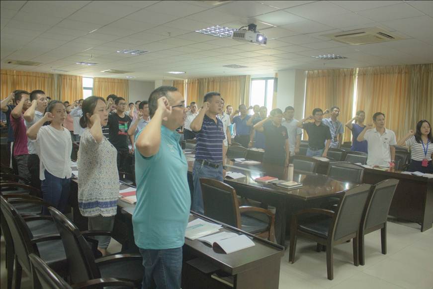 说明: D:\2019年新闻\智能制造学院动员部署会新闻报道\重温入党誓词.jpg