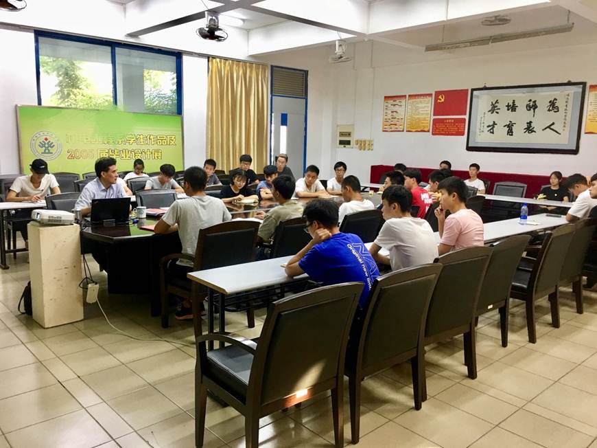 说明: D:\2019年新闻\9月25日能源与汽车工程学院开展书记、院长上思想政治理论课活动\书记授课中.jpg