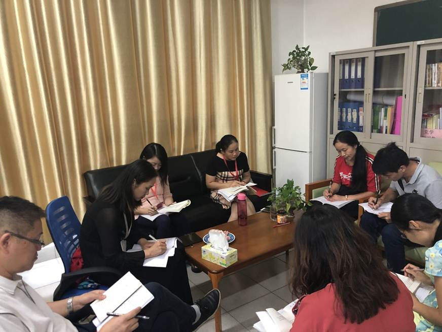 说明: D:\2019年新闻\人文学院党总支拉开“不忘初心、牢记使命”主题教育序幕\人文学院党总支拉开“不忘初心、牢记使命”主题教育序幕\人文课程教研室党支部会议.jpg