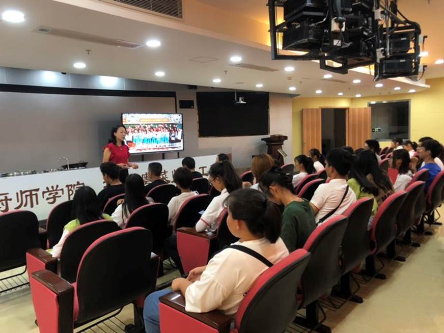 说明: D:\2019年新闻\9月30日-10月6日 酒管学院师生共庆祖国“七十华诞”—开展不忘初心、牢记使命系列活动\9月30日-10月6日 酒管学院师生共庆祖国“七十华诞”\座谈会.jpg