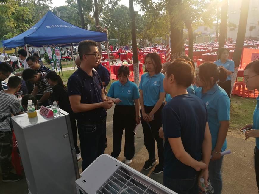 说明: D:\2019年新闻\10.11党群活动进社区 浓浓关爱暖人心——能源与汽车工程学院主题党群活动\家电技术咨询.jpg