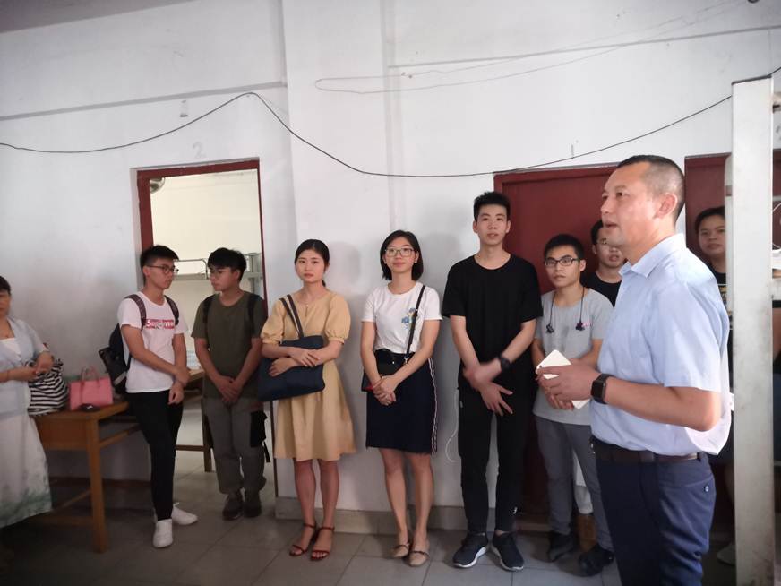 说明: D:\2019年新闻\10.14医药卫生学院领导带队深入校外实训基地开展调研\饶喜明书记讲话.jpg