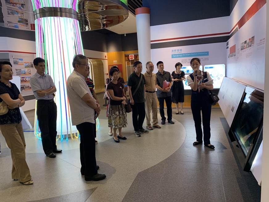 说明: D:\2019年新闻\191015 工会 德赢关工委成员赴深圳职业技术学院学习交流\3、参观展览.jpg