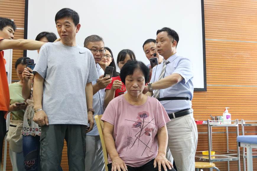 说明: D:\2019年新闻\2019.10.12简报\义诊现场 罗教授、王主任为患者施针2.JPG