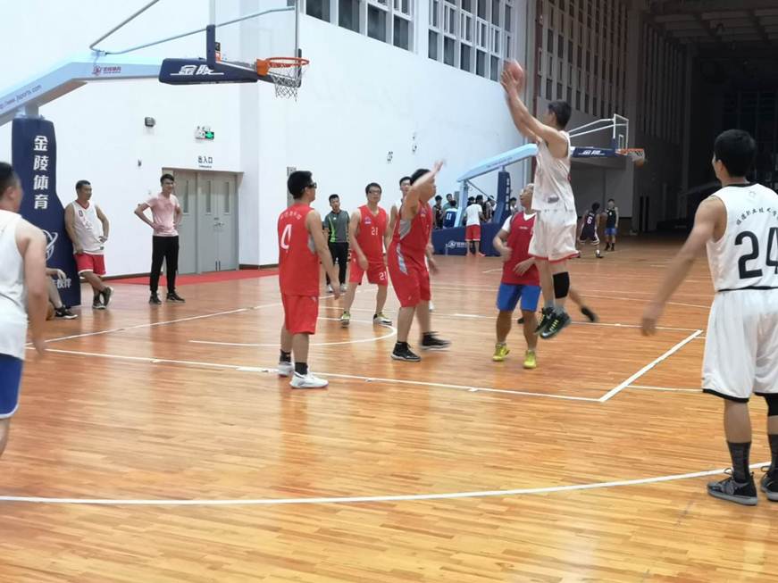 说明: D:\2019年新闻\191018 工会 德赢工会成功举办“顺德职院与顺德图书馆篮球友谊赛”\6、比赛现场.jpg
