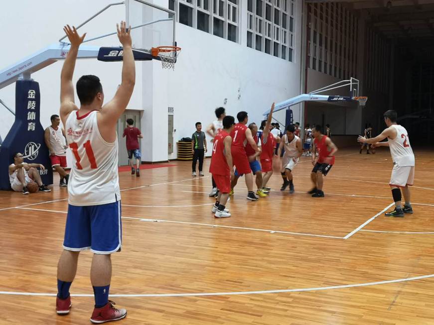 说明: D:\2019年新闻\191018 工会 德赢工会成功举办“顺德职院与顺德图书馆篮球友谊赛”\4、比赛现场.jpg