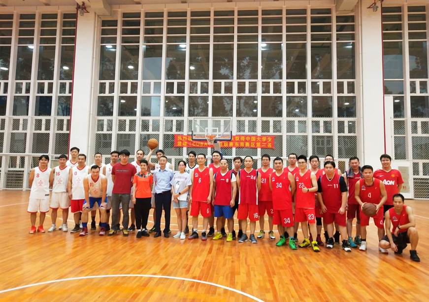 说明: D:\2019年新闻\191018 工会 德赢工会成功举办“顺德职院与顺德图书馆篮球友谊赛”\1、合影.jpg