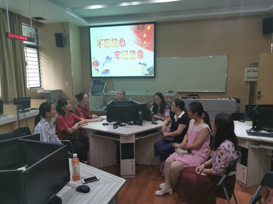 说明: D:\2019年新闻\（外语外贸191029）“不忘初心、牢记使命”主题教育每周报送\20191025外语外贸学院外贸教研室与实验实训中心党支部开展主题教育调研座谈会\调研座谈会上党员教师们畅所欲言.jpg