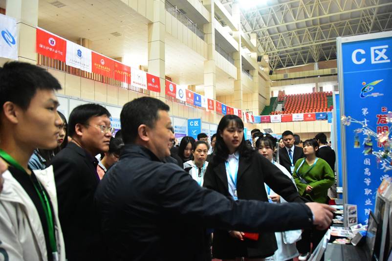 说明: D:\2019年新闻\10月27日 德赢参加第十四届全国高等职业院校“发明杯”大学生创新创业大赛再创佳绩\比赛现场2.JPG