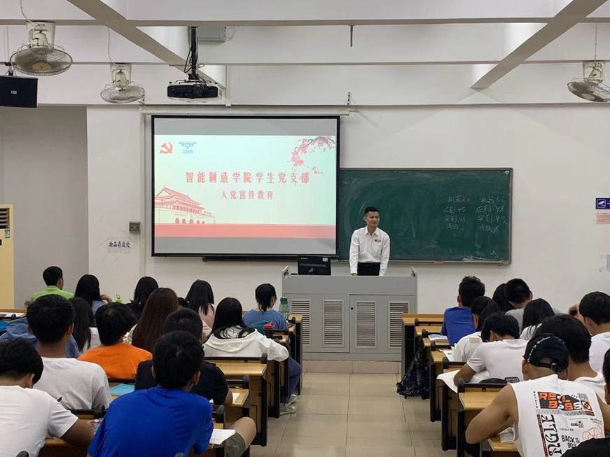 说明: D:\2019年新闻\智能制造新闻稿（三篇）\智能制造学院学生党支部开展我为身边同学办实事做好事活动\智能制造学院学生党支部开展我为身边同学办实事做好事活动\学生党员到班级进行入党启蒙教育宣讲.jpg