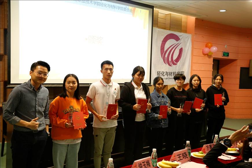 说明: D:\2019年新闻\轻化学院科技节艺术涂装大赛\颁奖.JPG