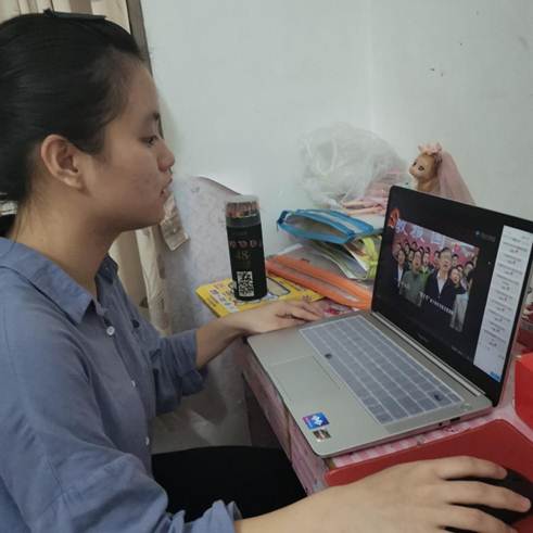 说明: 学生“云合唱”《我和我的祖国》